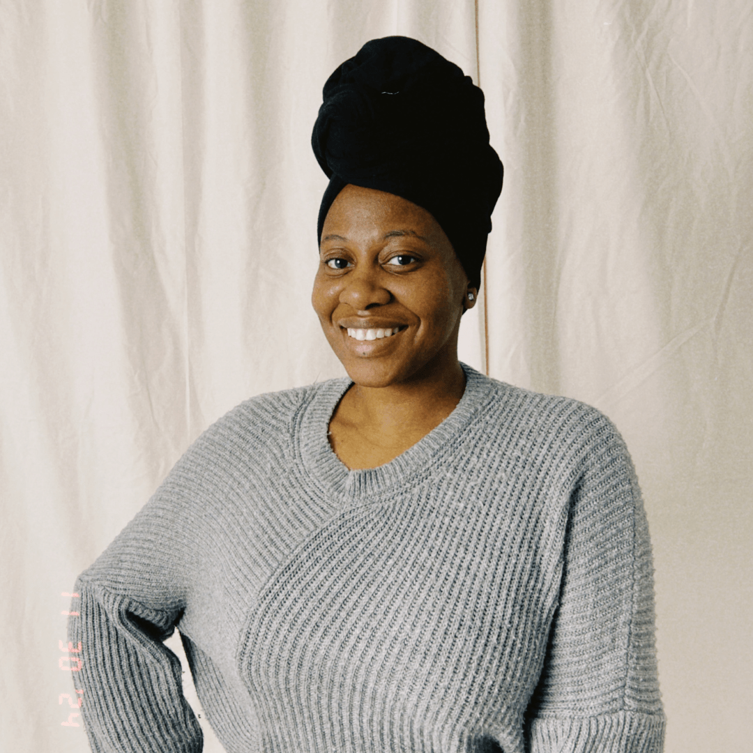 Portrait of Kynd hair braider Béanne of @hairtouchedbybe from Berlin