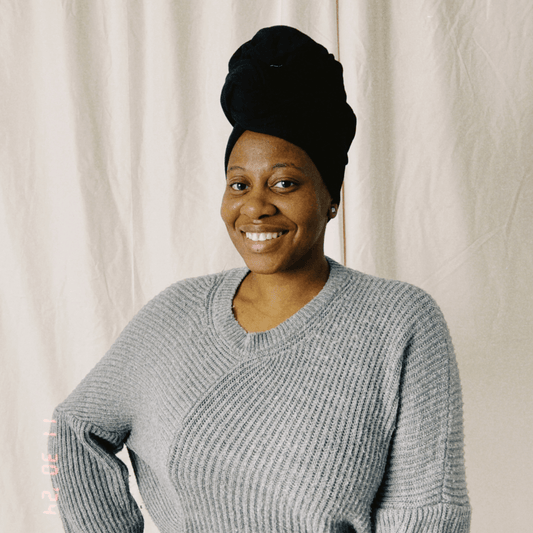 Portrait of Kynd hair braider Béanne of @hairtouchedbybe from Berlin