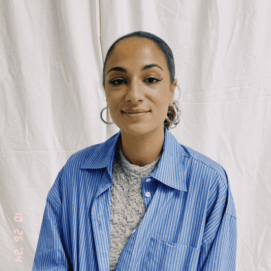 Portrait of Kynd hair braider Fily of @hairbyfily from Berlin